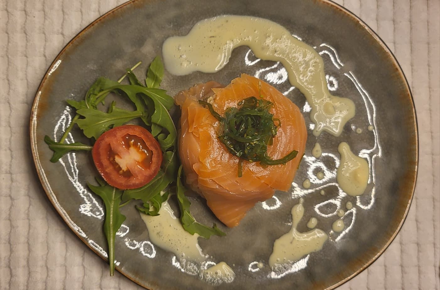 Bord met gerookte zalm, bereid door Stefaan